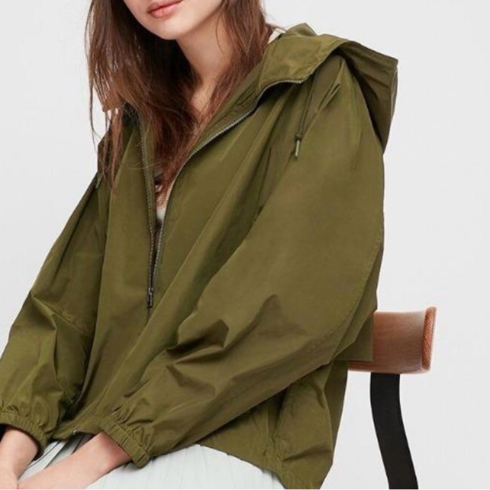 Uniqlo Women's Windbreaker in Olive